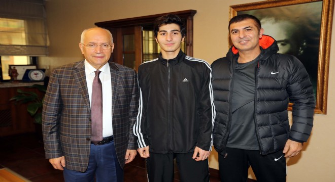 Dünya Şampiyonu tekvandocu Reçber den Başkan Yaşar a ziyaret