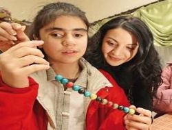 Artık iğneye ip geçirecekler
