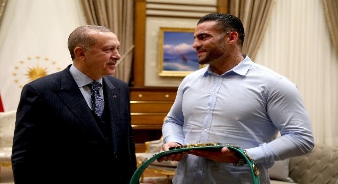 Cumhurbaşkanı Erdoğan Suriyeli şampiyon boksörü kabul etti